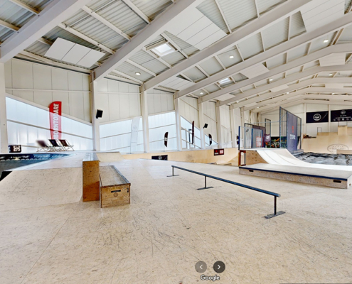 L'image montre l'intérieur d'un superbe et immense espace de loisir indoor et outdoor de sports d'action, l'Alaïa Chalet, situé près de Crans Montana, extraite d'une visite virtuelle