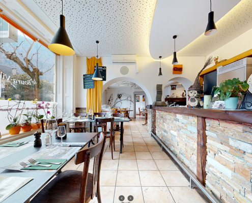 L'image montre l'intérieur d'un restaurant chaleureux et accueillant, Le Bourg-Ville à Martigny extraite d'une visite virtuelle