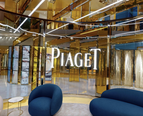 L'image présente un intérieur luxueux et moderne d'une salle d'exposition de la marque Piaget, lors du salon 'Watches and Wonders Geneva 2022'