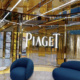 L'image présente un intérieur luxueux et moderne d'une salle d'exposition de la marque Piaget, lors du salon 'Watches and Wonders Geneva 2022'
