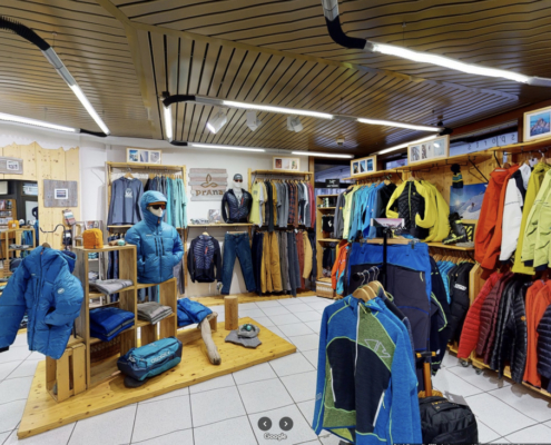 Cette image montre l'intérieur du magasin de sport Follomi à Sion. Nous pouvons voir des vêtements d'hiver et l'équipement qui y est vendu.