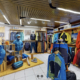 Cette image montre l'intérieur du magasin de sport Follomi à Sion. Nous pouvons voir des vêtements d'hiver et l'équipement qui y est vendu.