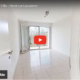 Cette image montre une pièce lumineuse et vide avec un sol carrelé, donnant sur une ouverture vitrée avec des portes-fenêtres. Un logo et un bouton de lecture YouTube suggèrent une vidéo de vente immobilière d'une villa.