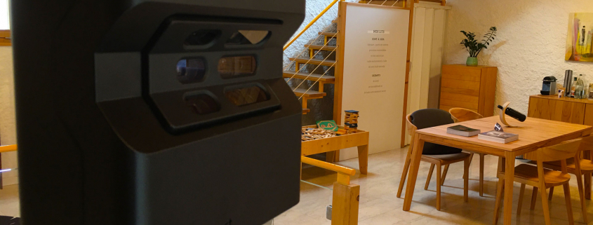 Image d'une caméra Matterport dans le magasin plum'art à Oulens-sous-Echallens pour 3D Swiss View, spécialiste de la visite virtuelle en Suisse